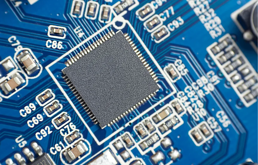 Traduction ou micrologiciel du projecteur VS : que choisir ?